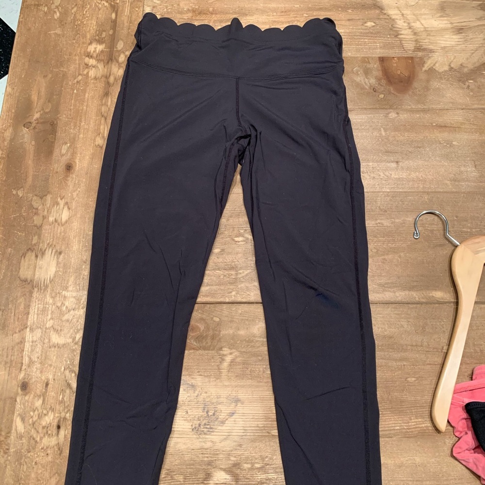 Black scallop leggings